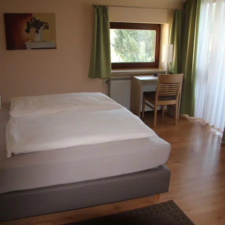 Annas Gaestehaus فندق Hallerndorf